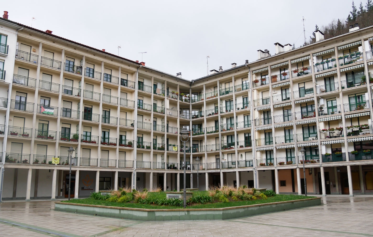 Legazpi auzoetatik. Entorno de Aizkorri-Bikuña