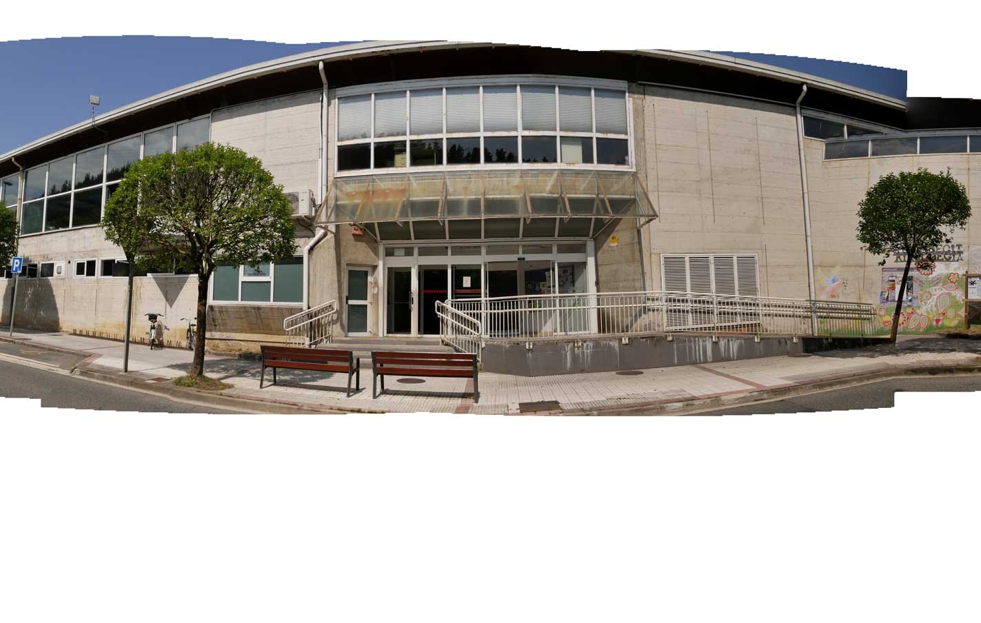 Cierre de las dos piscinas del polideportivo.