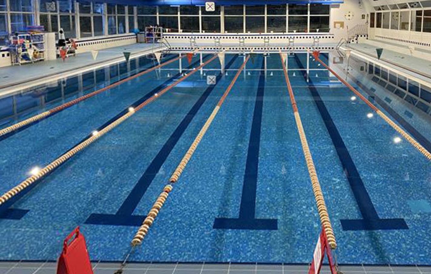 Trabajos de mantenimiento en el Polideportivo Bikuña