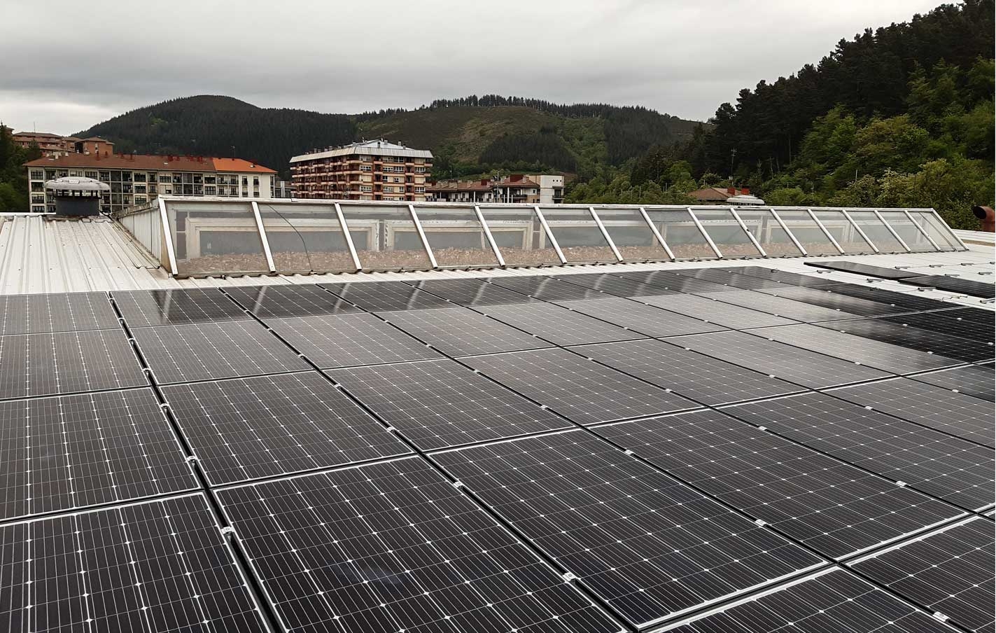 Placas fotovoltaicas en el polideportivo Bikuña