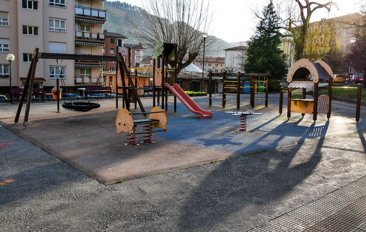 Inicio de la obra de la cubierta del parque infantil de Laubide.