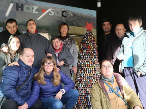 El Ayuntamiento ya luce con el árbol de navidad elaborado por los usuarios de Garagune