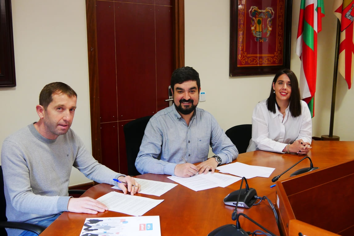 Goierriko Hedabideak y el Ayuntamiento de Legazpi firman un convenio para la revitalización del euskera