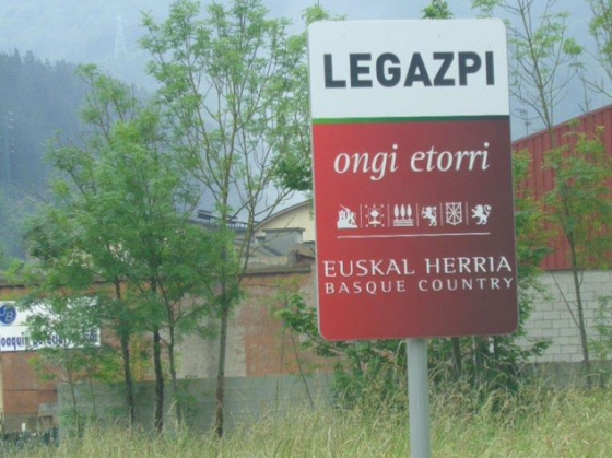 El Ayuntamiento de Legazpi ha colocado señales de identidad nacional en las dos entradas del municipio