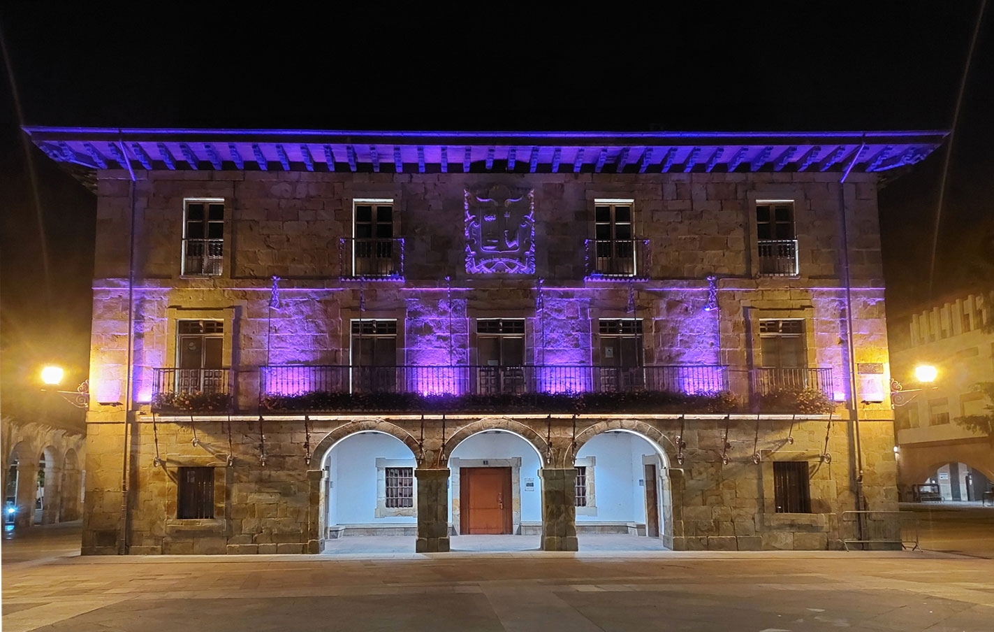 Iluminación especial del Ayuntamiento del 21 al 25 de noviembre