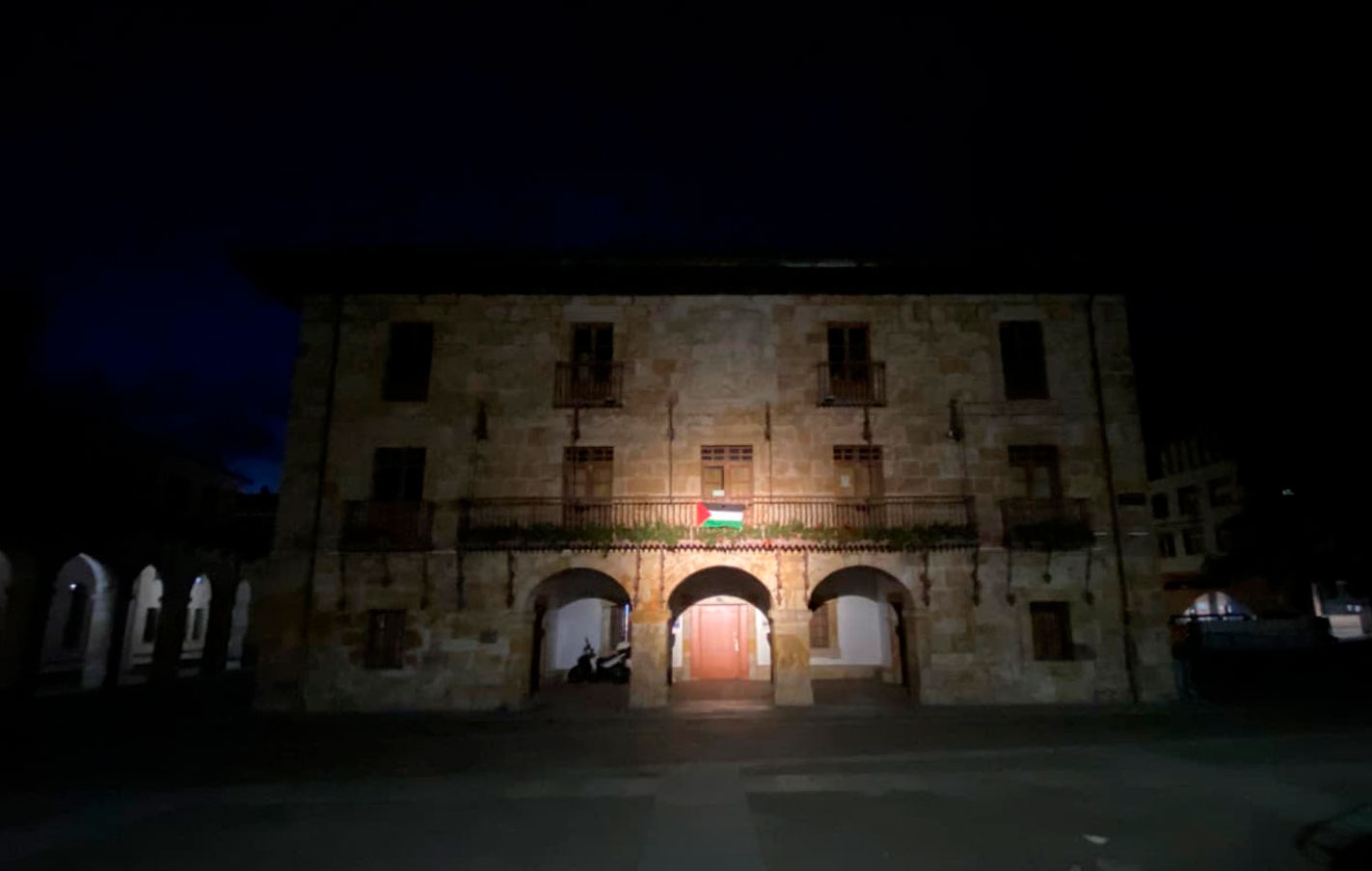 Legazpi conmemora el Día Internacional de la No Violencia con la bandera palestina en el balcón del Ayuntamiento