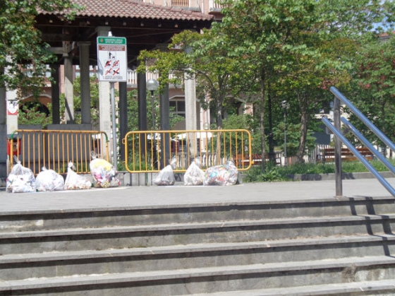 La basura recogida por las y los estudiantes en Latxartegi estará expuesta durante una semana