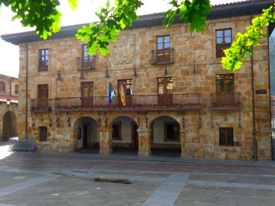 Colocación de las banderas en la fachada principal del Ayuntamiento
