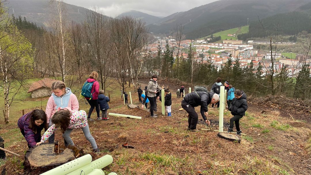 Familia plan ezin hobea martxoaren 7an Legazpin: Zuhaitz Eguna, paseoa eta azokan askaria