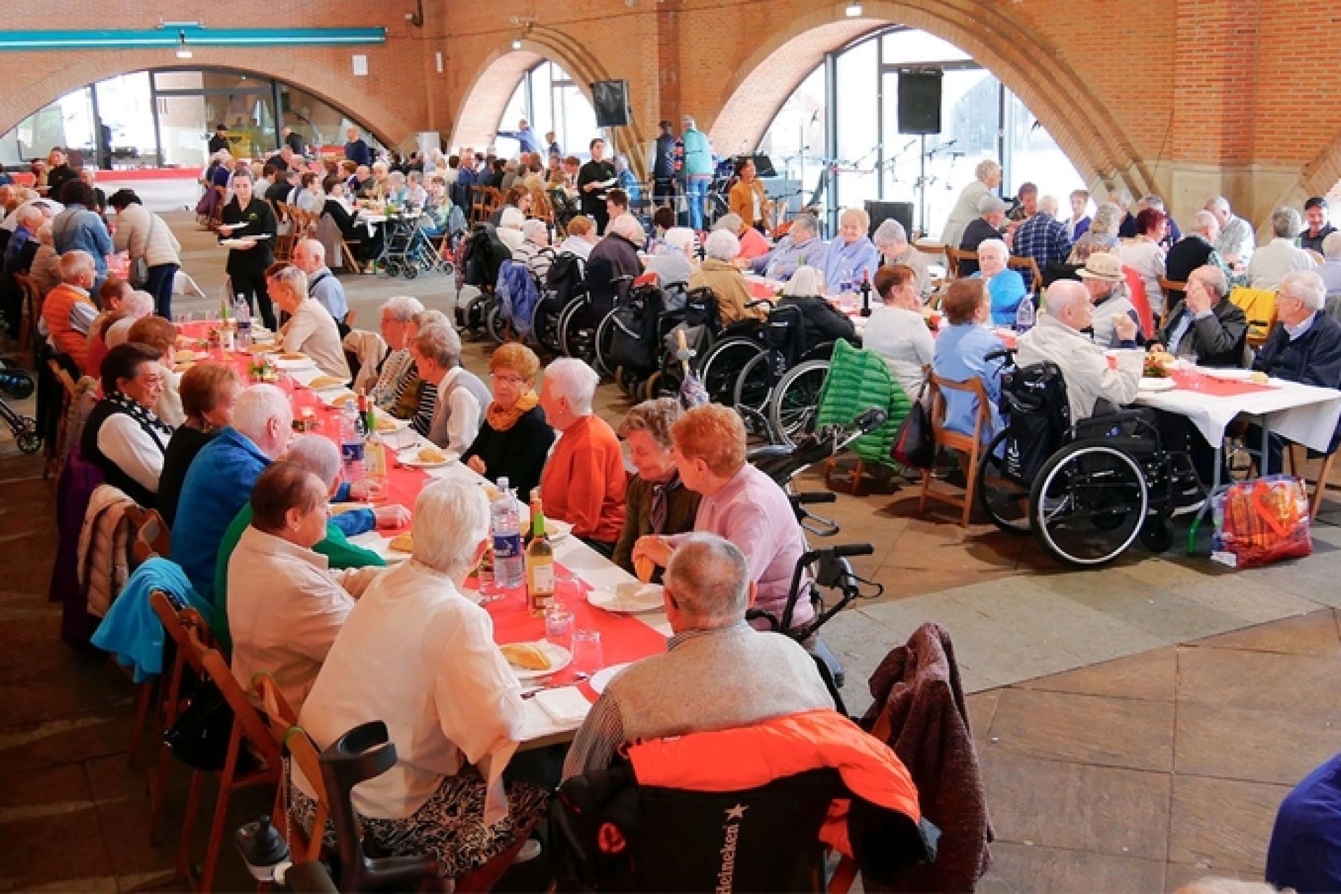 Legazpi homenajea a sus mayores de 80 años en una emotiva comida