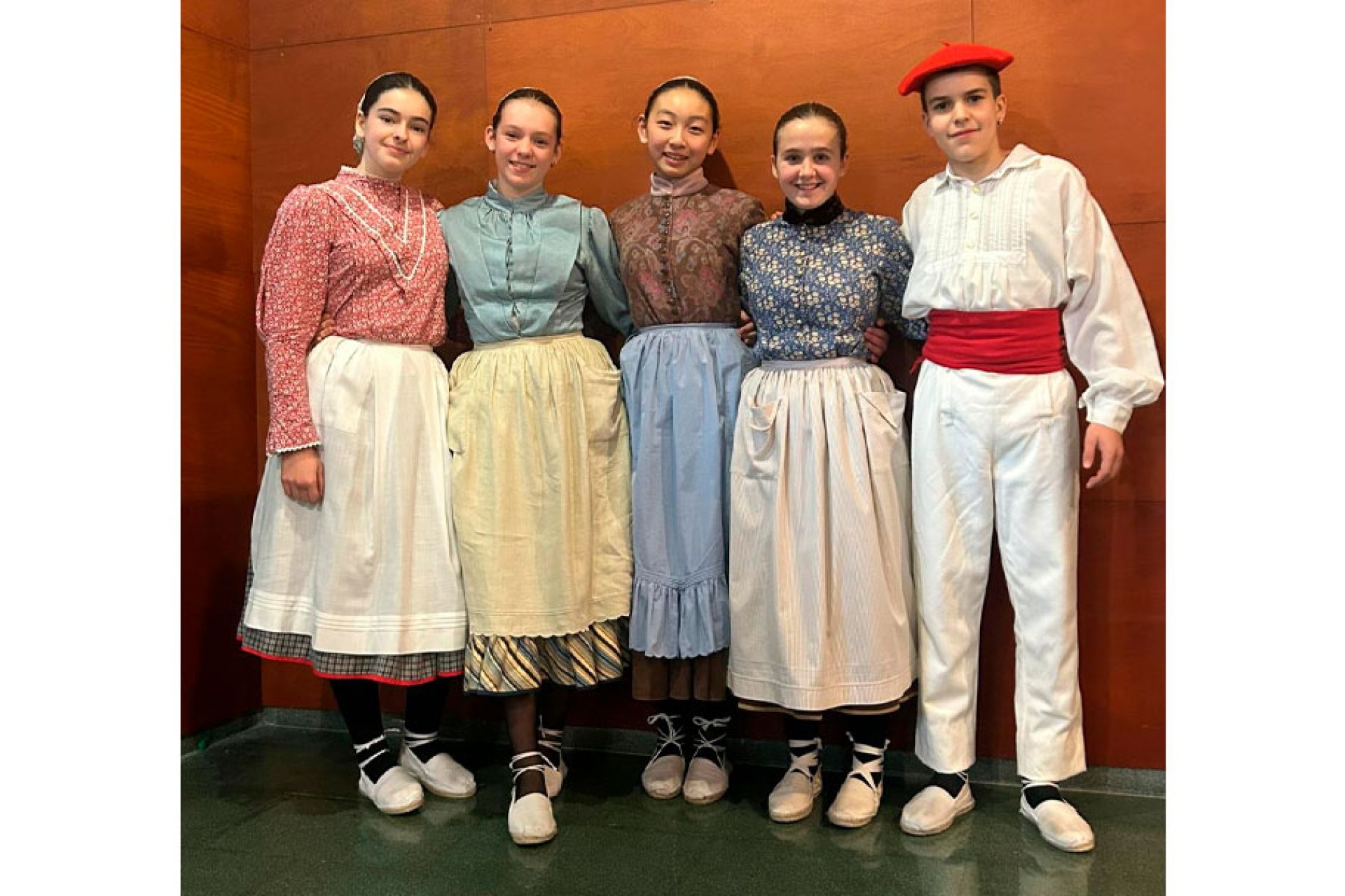 Enhorabuena a Yisha Wang Xu y Amaia Azpeitia Osinalde, premiadas en el campeonato de Aurresku