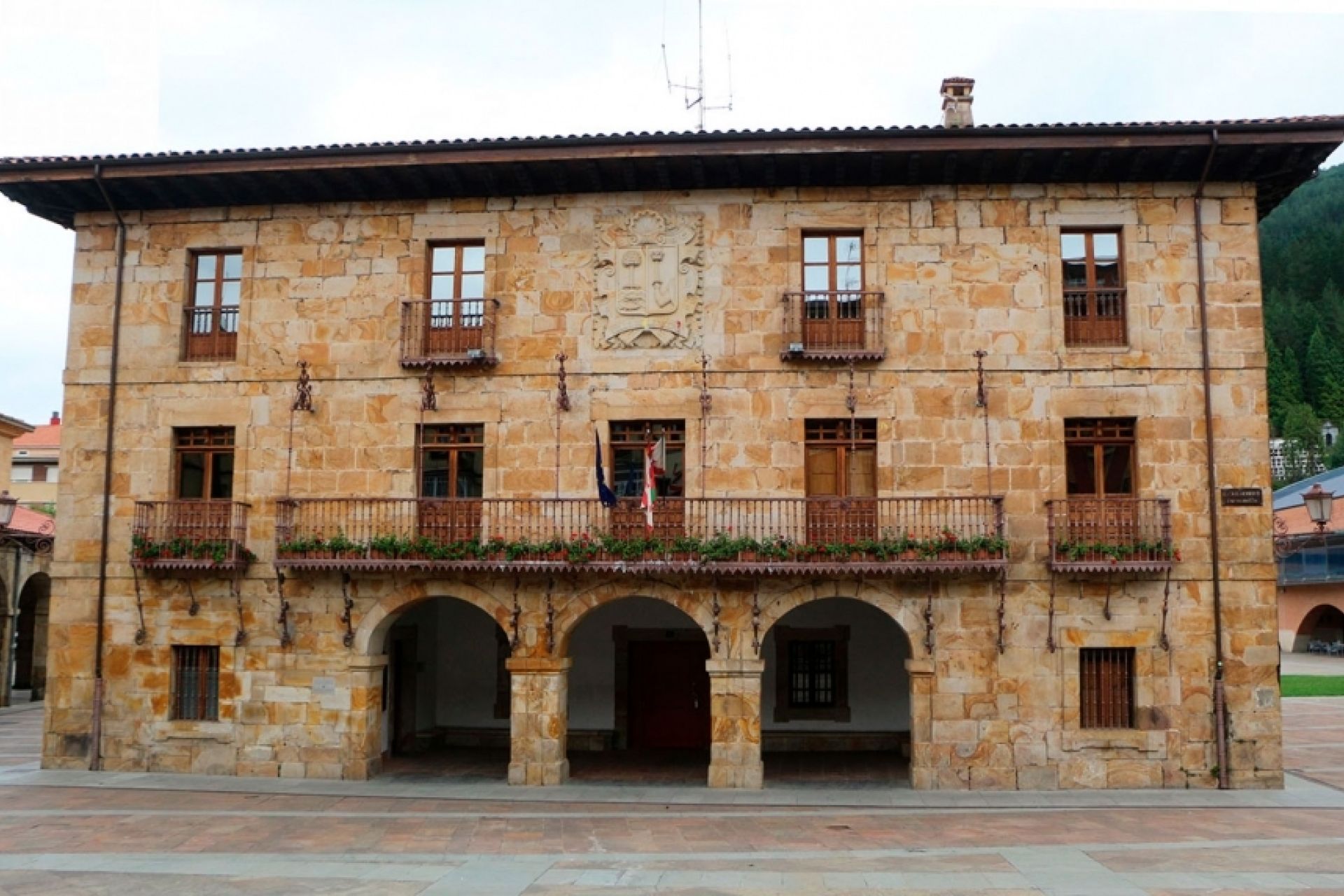 El ayuntamiento pone en marcha un dispositivo de asistencia tras el apagón generalizado y llama a la calma