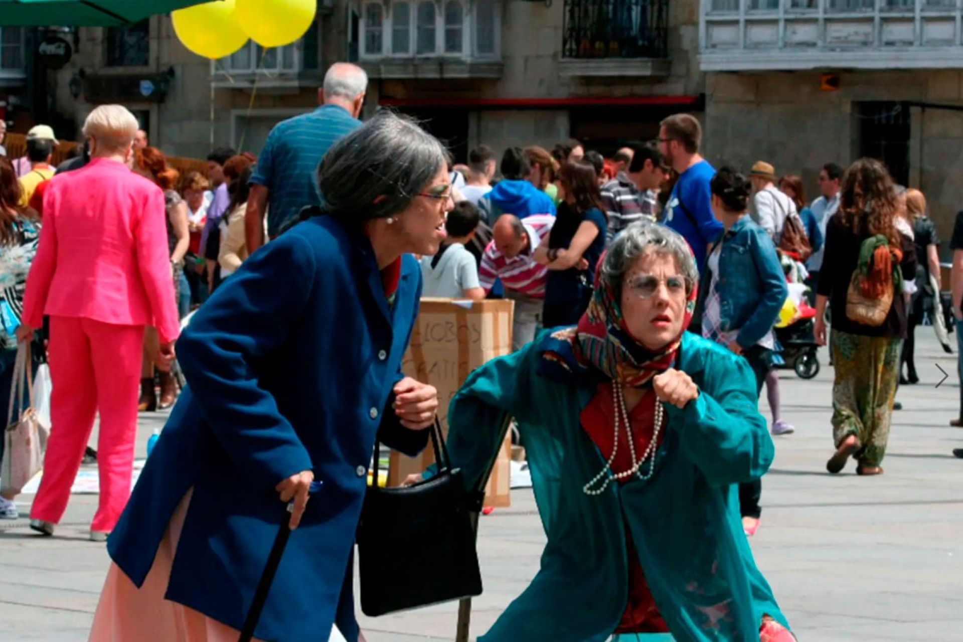 UZTAKALE. Teatro de calle. “Atsoak dantzan”. El 23 de julio, miércoles, a las 19:00 horas en Kale Nagusia, a cargo de Pikor teatroa