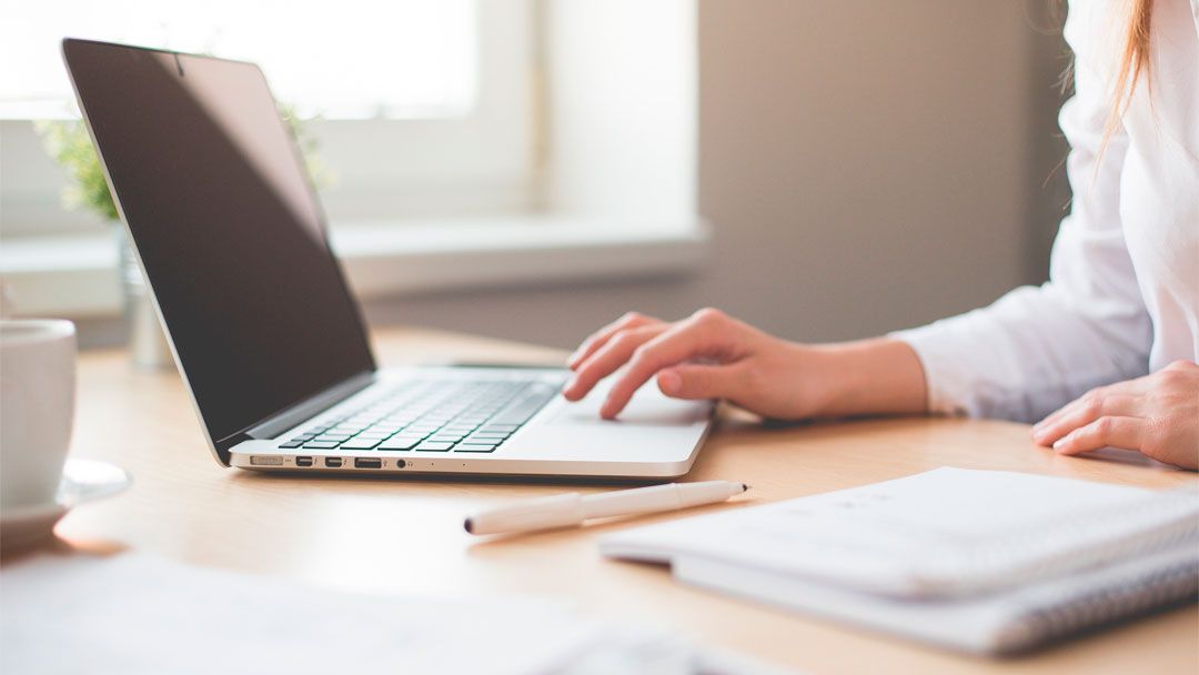 Administrazio Orokorreko Teknikari baten bila gabiltza