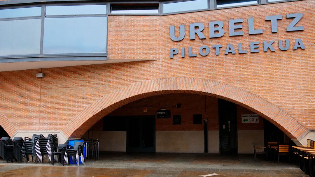 Urbeltz pilotalekuko taberna-kafetegia ustiatzea eta atezaintza zerbitzua emateko zerbitzuaren kontratazioaren irekiera