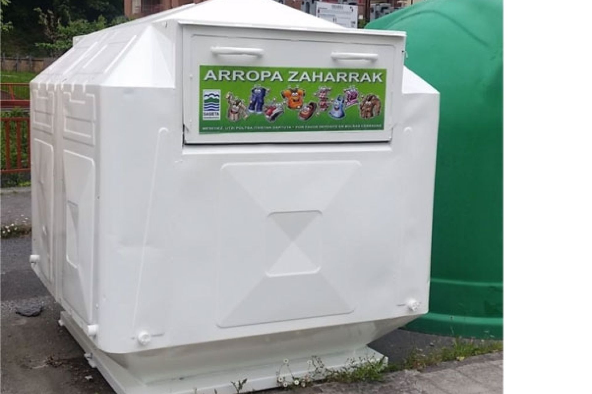 Pintado y revisión de los contenedores de ropa